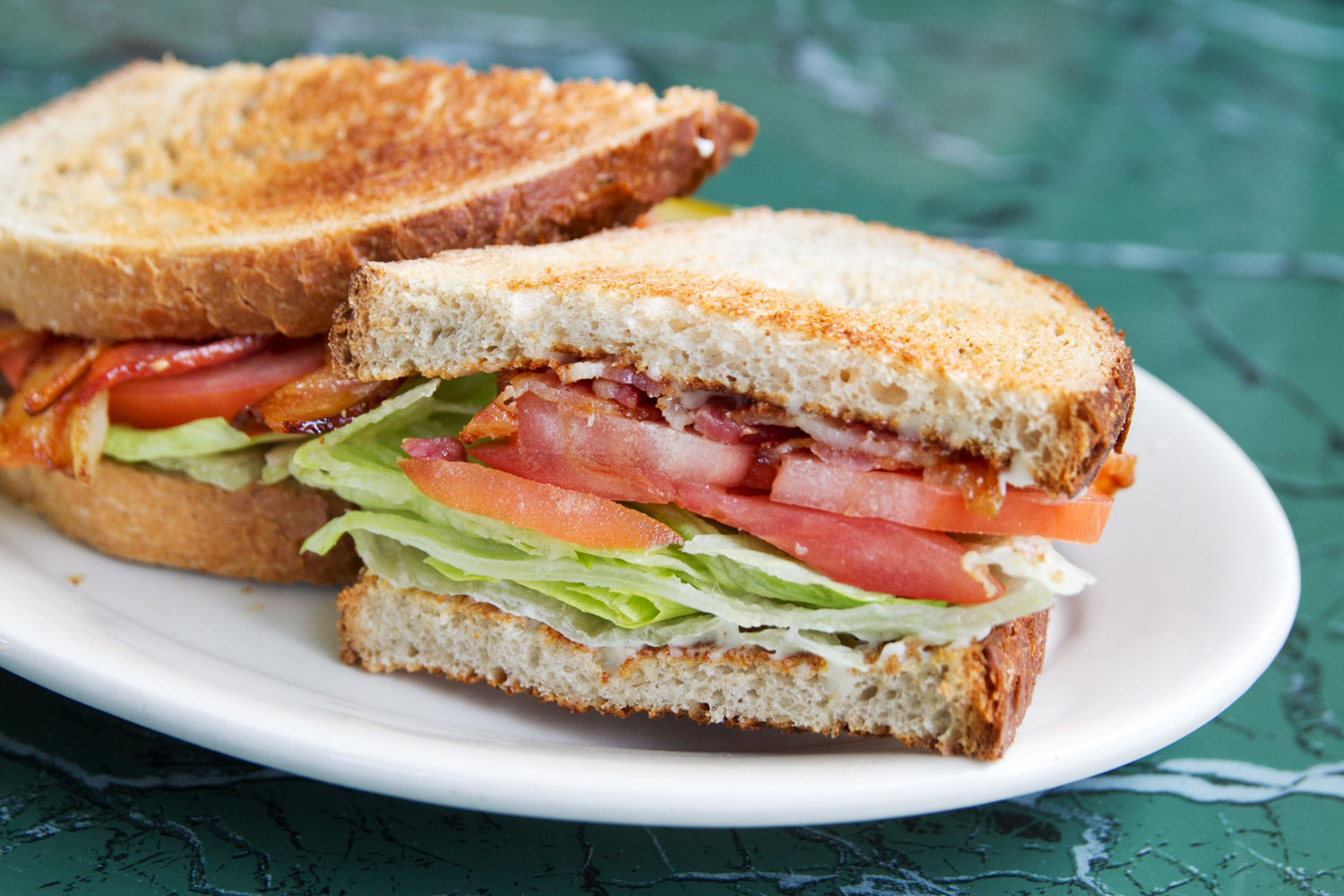 Сэндвич смотрит. Сэндвич BLT (Bacon, lettuce, and Tomato). Закрытый бутерброд. Холодные бутерброды. Холодный закрытый бутерброд.